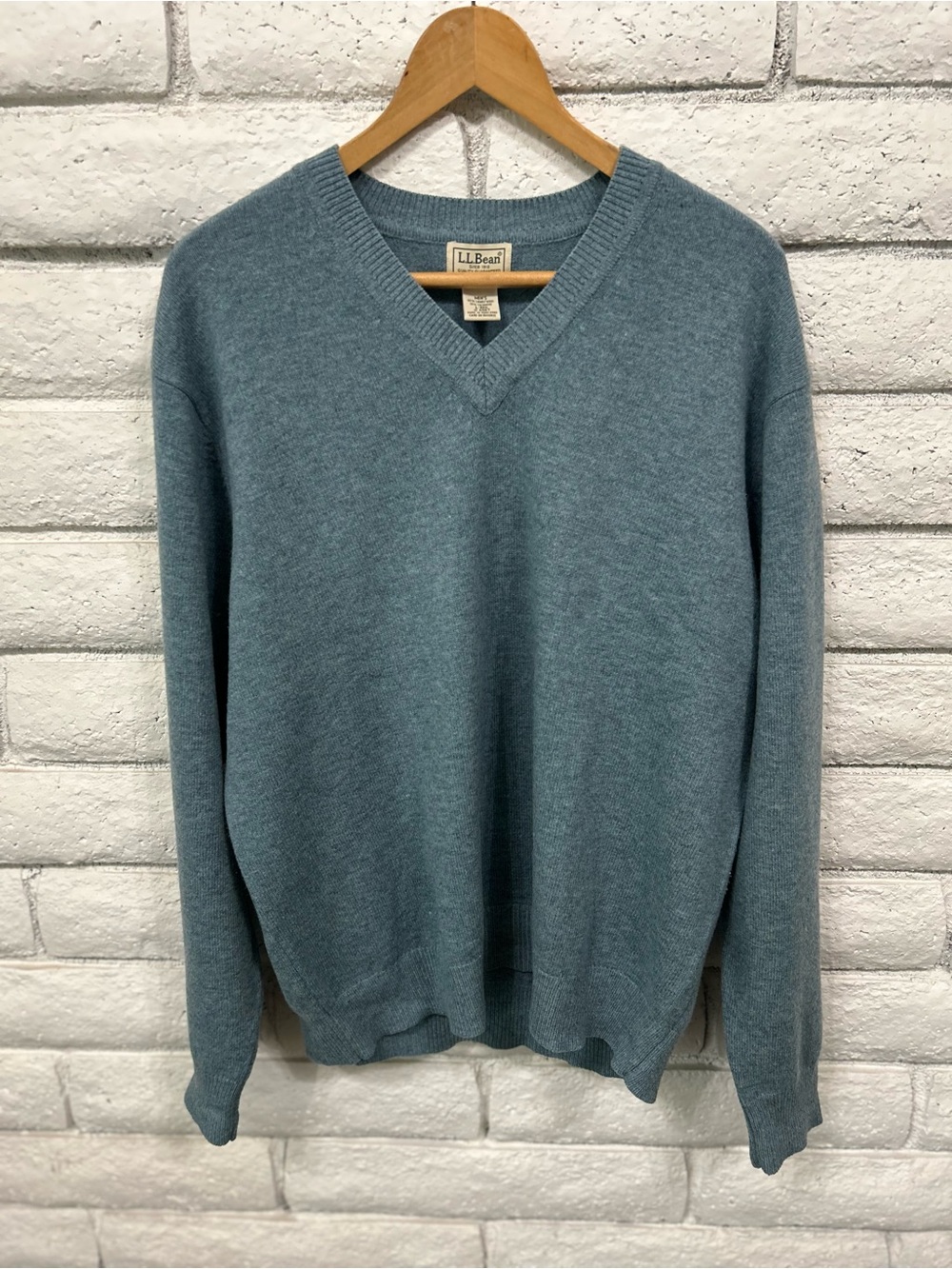L.L. Bean Mens Wool Cashmere V Neck Sweater Blue Large Classic Soft Knit